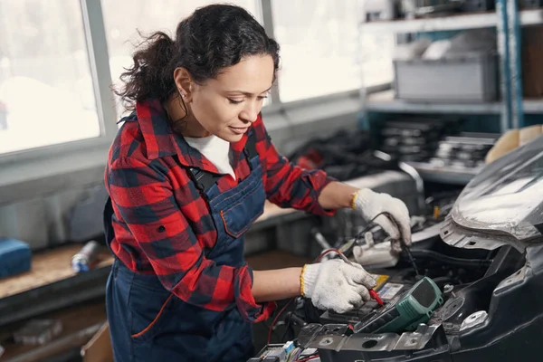 Mecânico fêmea agradável que fixa o motor do automóvel — Fotografia de Stock