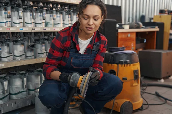 Ung bilmekaniker förbereda slipmaskin för arbete — Stockfoto