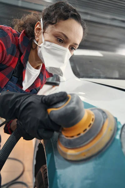 Retrato de mulher que a limpeza do automóvel — Fotografia de Stock