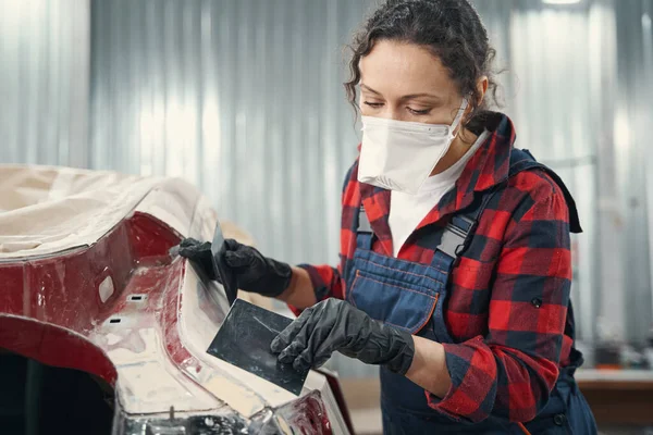 Mecánica femenina concentrada preparando el coche para repintar —  Fotos de Stock