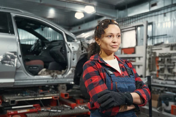 Kfz Technikerin Schaut Weg Und Verschränkt Die Arme Während Sie — Stockfoto