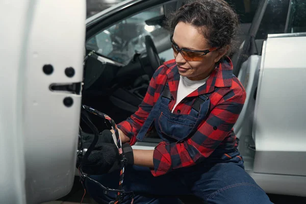 Técnico Veículo Feminino Óculos Segurança Que Fixa Porta Automóvel Estação — Fotografia de Stock