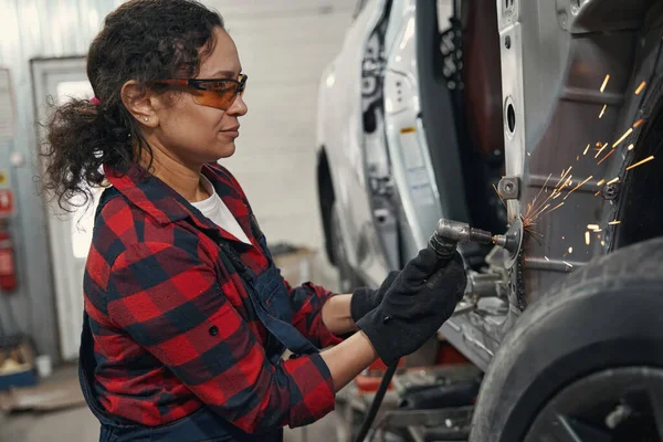 Mulher Técnica Veículo Óculos Segurança Usando Dispositivo Moagem Durante Fixação — Fotografia de Stock