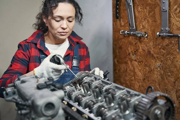 Kvinnlig Fordonstekniker Arbetshandskar Reparera Bil Motor Bil Reparation Bensinstation — Stockfoto