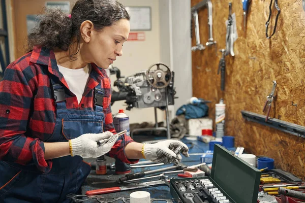 Kvinnlig Fordonstekniker Arbetshandskar Håller Metall Bildelar Och Tittar Verktygslåda Reparation — Stockfoto