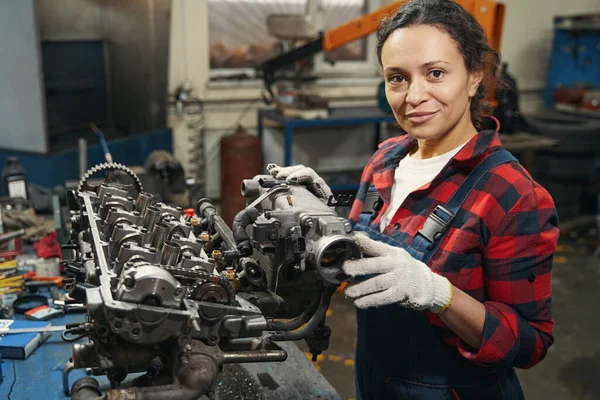 Eldivenli Kadın Araç Teknisyeni Kameraya Bakıyor Garajda Otomobil Motoru Tamir — Stok fotoğraf