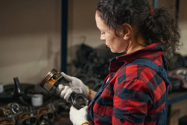 Kvinnlig Fordonstekniker Arbetshandskar Som Håller Metallbildelen Medan Arbetar Reparationsservicestationen — Stockfoto