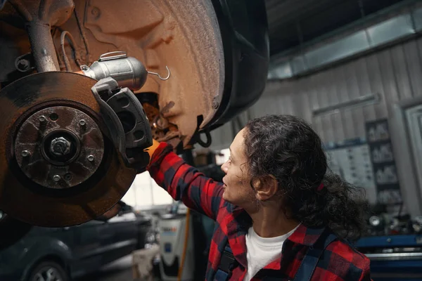 Mulher Veículo Técnico Usando Equipamentos Reparação Automóvel Durante Fixação Disco — Fotografia de Stock