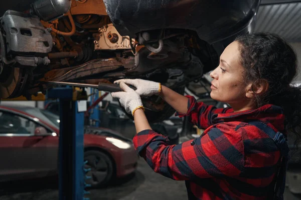 Kfz Mechanikerin Mit Arbeitshandschuhen Repariert Auto Reparaturwerkstatt — Stockfoto