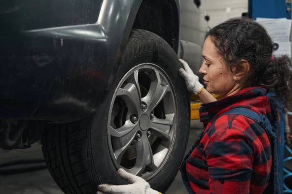 Vrouwelijke Voertuig Technicus Werkhandschoenen Inspecteren Auto Wiel Auto Garage — Stockfoto