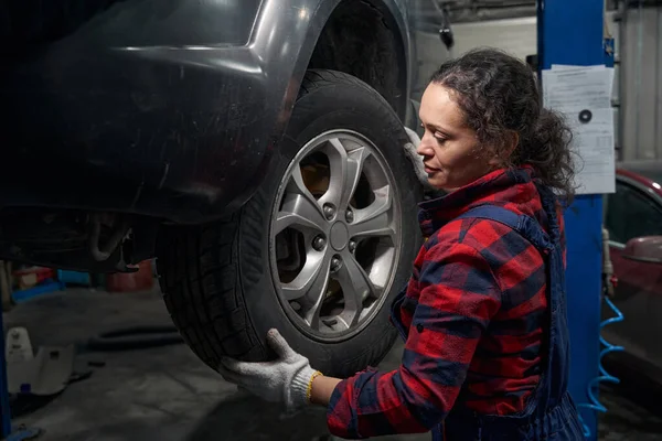 Mulher Técnica Veículo Luvas Trabalho Substituindo Roda Automóvel Garagem Carro — Fotografia de Stock