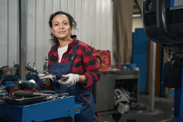 Técnico Femenino Guantes Trabajo Eligiendo Instrumentos Estación Servicio Reparación Automóviles — Foto de Stock