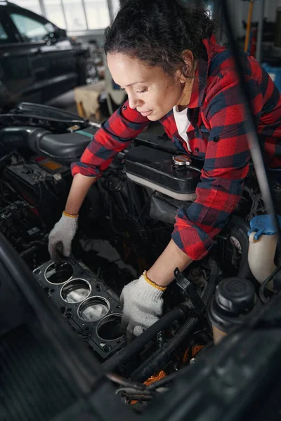 Kvinnlig Fordonstekniker Arbetshandskar Reparera Bil Motor Bilverkstad — Stockfoto