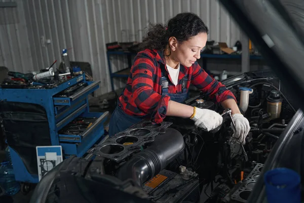 Γυναίκα Τεχνικός Οχημάτων Χρησιμοποιώντας Εργαλείο Δυναμόκλειδο Ενώ Στερέωση Του Κινητήρα — Φωτογραφία Αρχείου