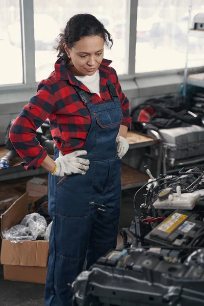 Kobieta Mechanik Samochodowy Kombinezonach Roboczych Kontroli Silnika Samochodowego Garażu Samochodowym — Zdjęcie stockowe