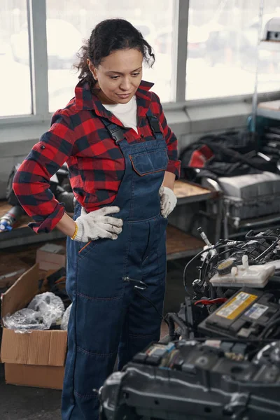 Vrouwelijke Automotive Technicus Het Werk Overalls Inspecteren Auto Motor Auto — Stockfoto