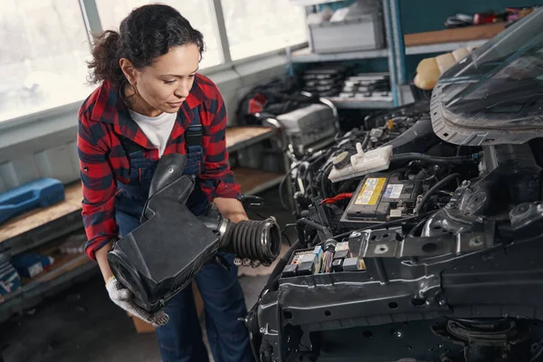 Vrouwelijke Automotive Technicus Vaststelling Van Het Voertuig Motor Auto Reparatie — Stockfoto