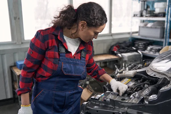 Female Automotive Technician Work Gloves Checking Vehicle Parts Automobile Garage — Stock Photo, Image