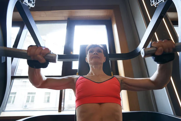 Retrato Cintura Hacia Arriba Atleta Femenina Que Realiza Prensa Pecho — Foto de Stock