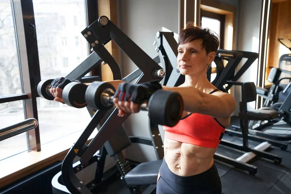 Atleta Profesional Enfocada Haciendo Frente Mancuerna Aumentar Ejercicio Durante Entrenamiento — Foto de Stock