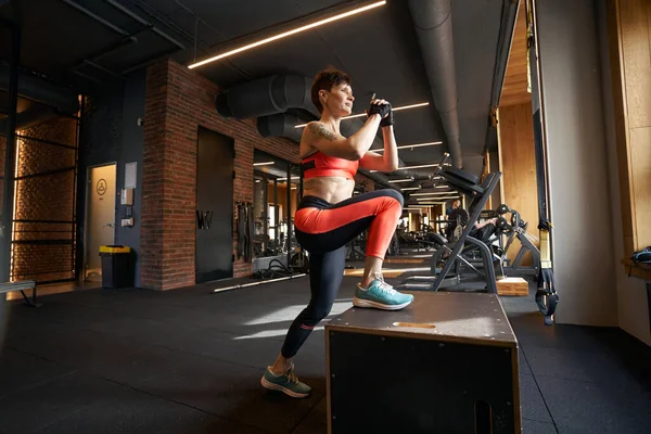 Professionell Kvinnlig Idrottsman Utför Step Övning Plyo Box Gym Träning — Stockfoto