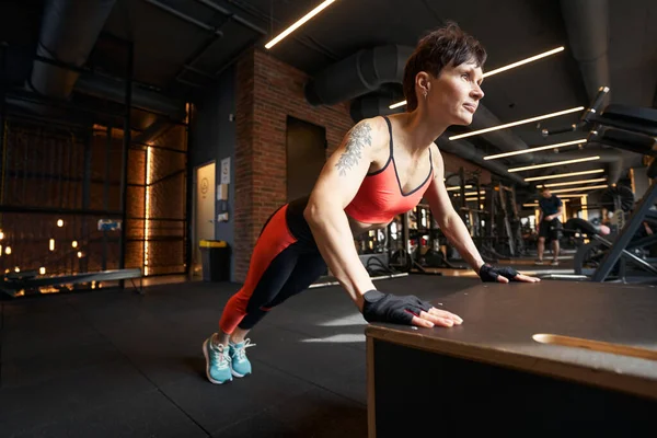 Stark Muskulös Kvinnlig Idrottsman Utför Armhävningar Plyometrisk Låda Gym Träning — Stockfoto