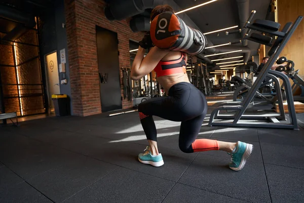 Atleta Profesional Que Realiza Ejercicio Embestida Hacia Adelante Con Bolsa — Foto de Stock