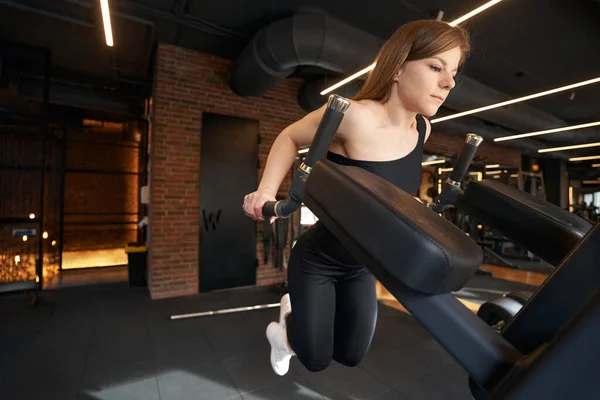 Fuerte Atleta Profesional Que Realiza Flexiones Piernas Cruzadas Equipo Fitness — Foto de Stock