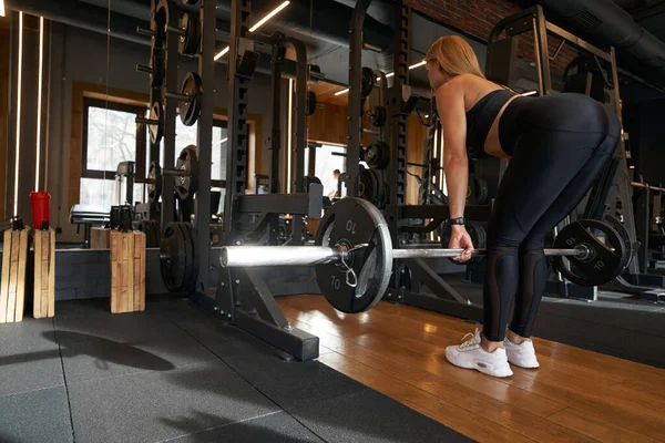 Profissional Feminino Halterofilista Levantando Barbell Chão Durante Treinamento Peso Ginásio — Fotografia de Stock