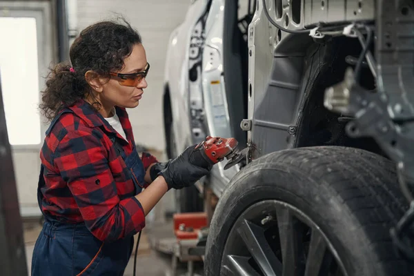 Técnico Veículo Feminino Usando Moedor Polidor Carro Elétrico Enquanto Trabalhava — Fotografia de Stock