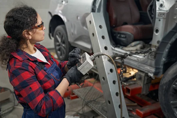 Mulher Veículo Técnico Operando Equipamentos Automotivos Profissionais Estação Serviço Reparação — Fotografia de Stock