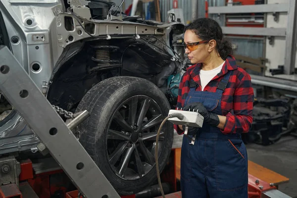 Mulher Veículo Técnico Operando Equipamentos Automotivos Profissionais Estação Serviço Reparação — Fotografia de Stock