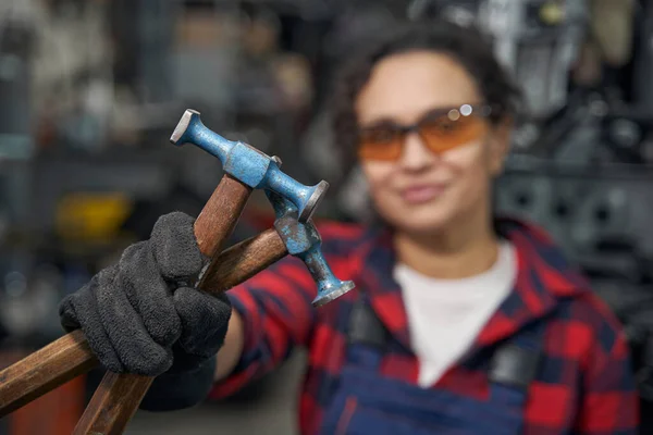 Närbild Kvinnlig Fordonstekniker Arbetshandskar Visar Hammare Fokus Arbetstagarens Hand Med — Stockfoto