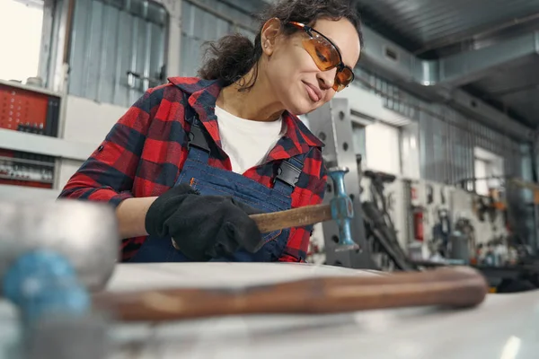 Kvinnlig Fordonstekniker Skyddsglasögon Med Hammarverktyg Vid Reparation Bildelar Verkstad — Stockfoto