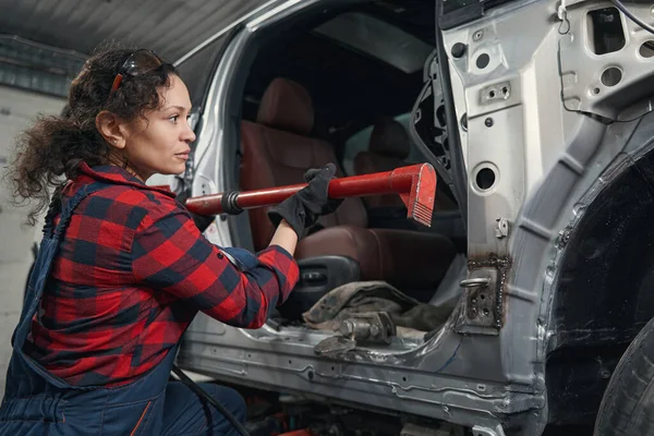 Técnico Carro Feminino Usando Equipamentos Metal Enquanto Trabalhava Alargamento Corpo — Fotografia de Stock