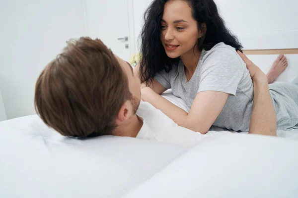 Egy Hölgy Fekszik Ágyban Romantikus Partnere Mellkasán Mosolyog — Stock Fotó