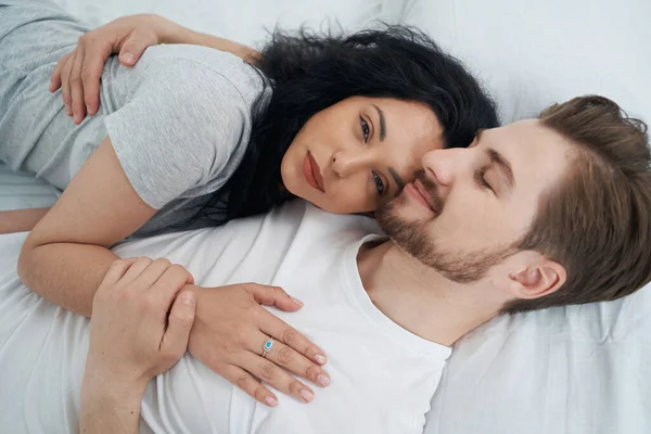 Jeune Femme Amoureuse Couchée Tête Sur Épaule Homme Heureux — Photo