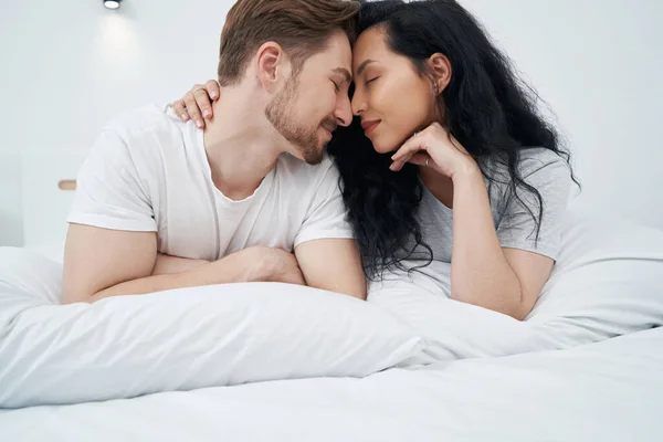 Жінка Чоловік Любові Лежать Ліжку Торкаються Їхніх Грудей — стокове фото