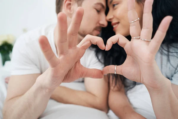 Man Smiling Woman Lying Next Each Other Showing Heart Shape — Stock Photo, Image