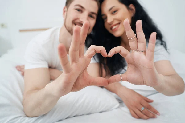 Glimlachend Gelukkig Vrouw Man Liggend Bed Hartvorm Vormend Met Handen — Stockfoto