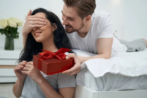 Chico Alegre Dando Regalo Señora Complacida Mientras Cubre Sus Ojos —  Fotos de Stock