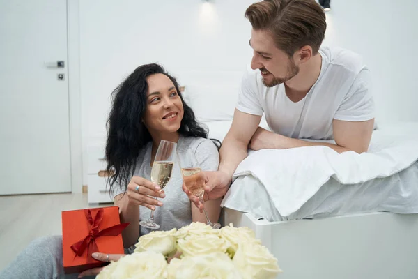 Lycklig Kvinna Och Hennes Älskade Man Dricker Vitt Mousserande Vin — Stockfoto