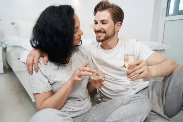 Jeune Couple Amoureux Assis Avec Des Verres Champagne Sur Sol — Photo