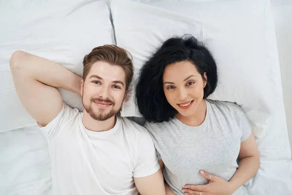 Vue Dessus Jeune Couple Souriant Couché Lit Regardant Vers Haut — Photo
