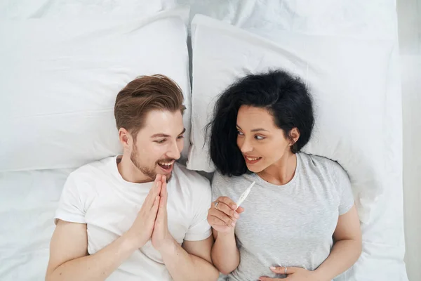 Sourire Homme Heureux Regardant Test Grossesse Dans Les Mains Jeune — Photo