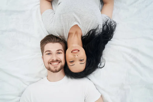 Visão Superior Sorrir Jovem Casal Feminino Masculino Deitado Cama — Fotografia de Stock