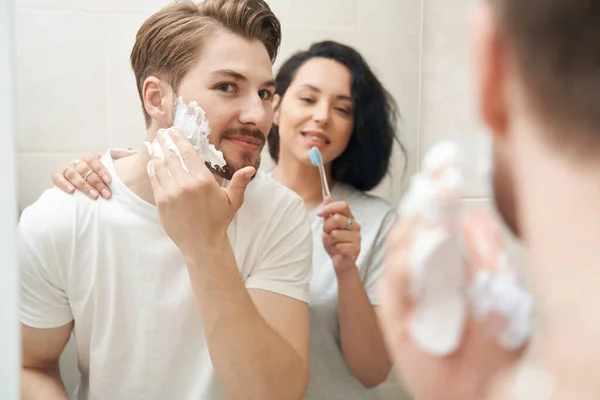 Hembra Con Cepillo Dientes Mano Observando Compañero Masculino Aplicando Espuma — Foto de Stock