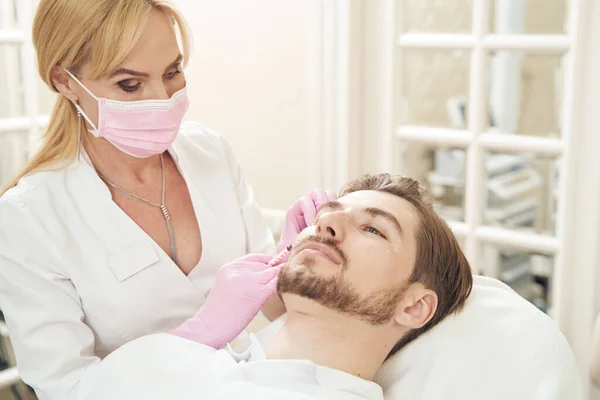 Gemaskerde Vrouw Handschoenen Die Aging Serum Inbrengen Zijkant Van Het — Stockfoto