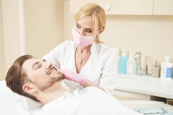 Vrouw Doen Gezichtsschoonheid Procedure Glimlachende Mannelijke Patiënt Esthetische Geneeskunde Centrum — Stockfoto