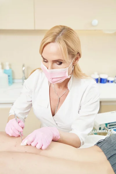 Ženská Kosmetička Expert Operující Uno Spoon Klienta Zpět Zatímco Očistit — Stock fotografie